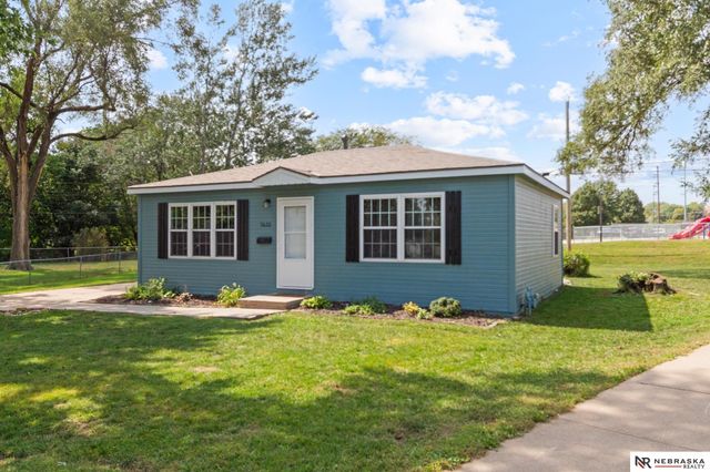 7432 La Vista Drive, La Vista, NE 68128