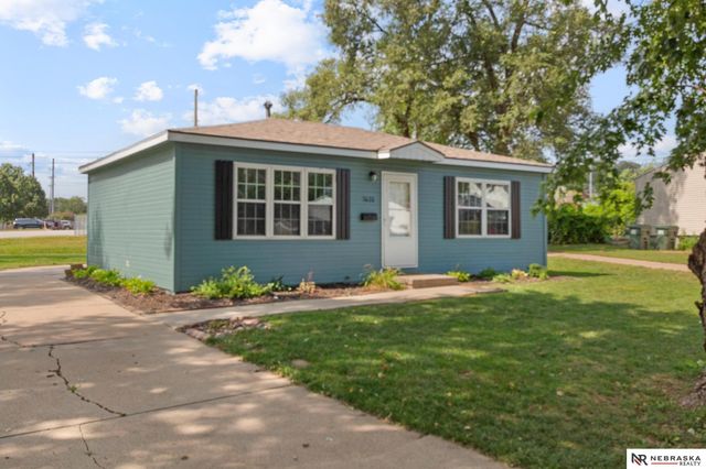 7432 La Vista Drive, La Vista, NE 68128