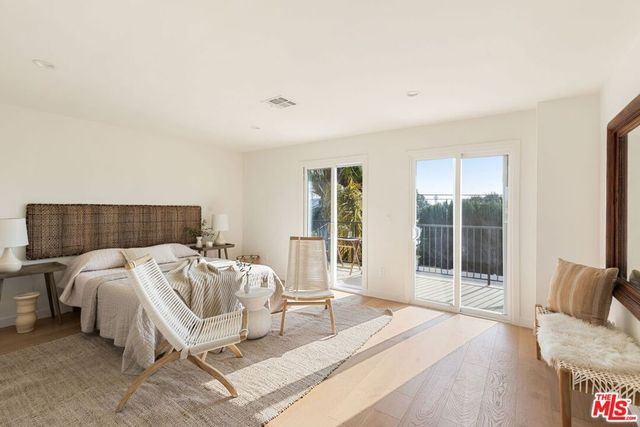 8841 Croydon Avenue, Los Angeles, CA 90045