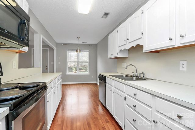 1040 Crestdale Crossing Drive, Matthews, NC 28105