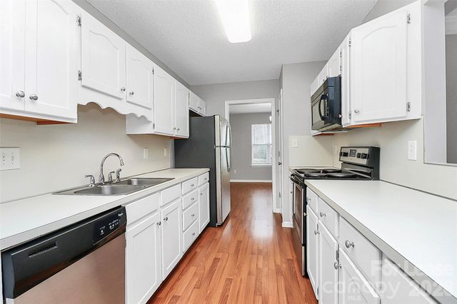 1040 Crestdale Crossing Drive, Matthews, NC 28105