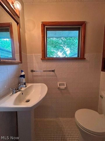 708 Fairwood Road, New Franklin, OH 44319