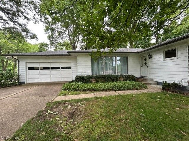 708 Fairwood Road, New Franklin, OH 44319