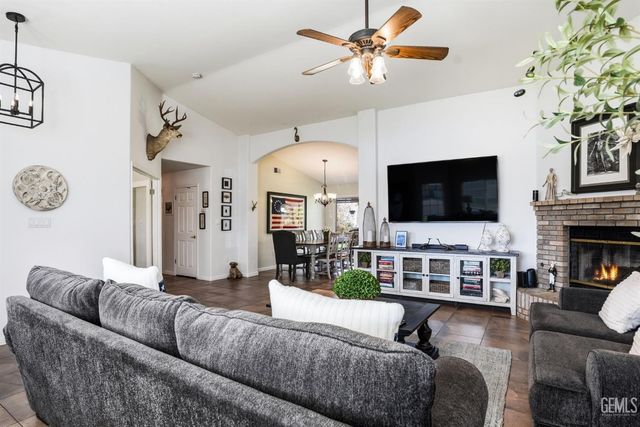 7004 Rhone Drive, Bakersfield, CA 93308