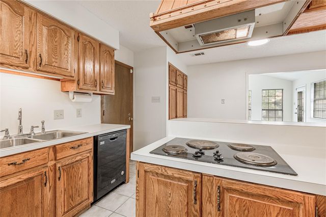 121 Elmwood Street, Huntsville, TX 77320