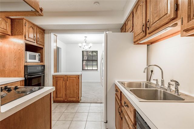 121 Elmwood Street, Huntsville, TX 77320