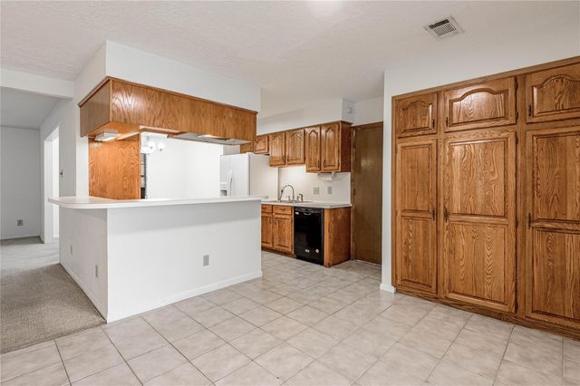 121 Elmwood Street, Huntsville, TX 77320