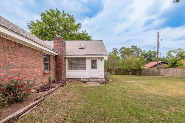 121 Elmwood Street, Huntsville, TX 77320