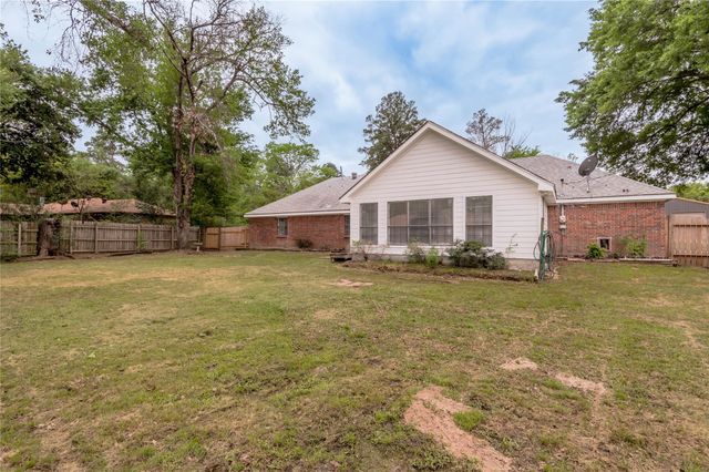 121 Elmwood Street, Huntsville, TX 77320