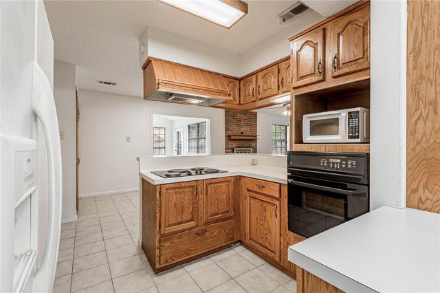 121 Elmwood Street, Huntsville, TX 77320