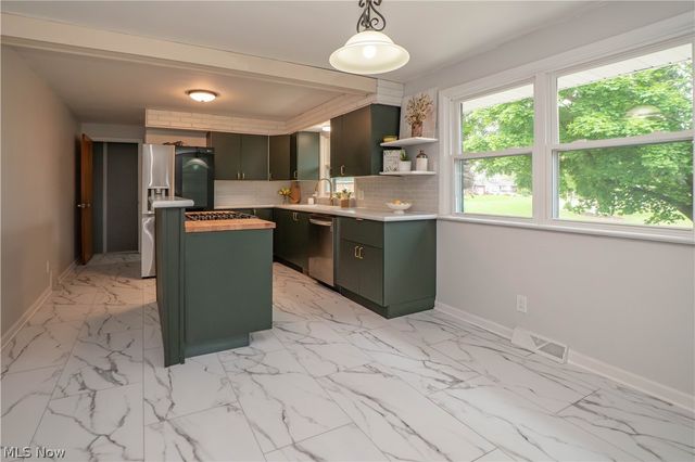 4544 Lakeknoll Street, Louisville, OH 44641