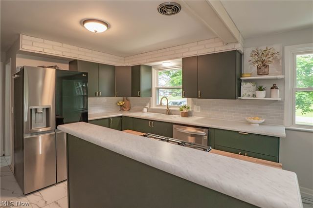 4544 Lakeknoll Street, Louisville, OH 44641