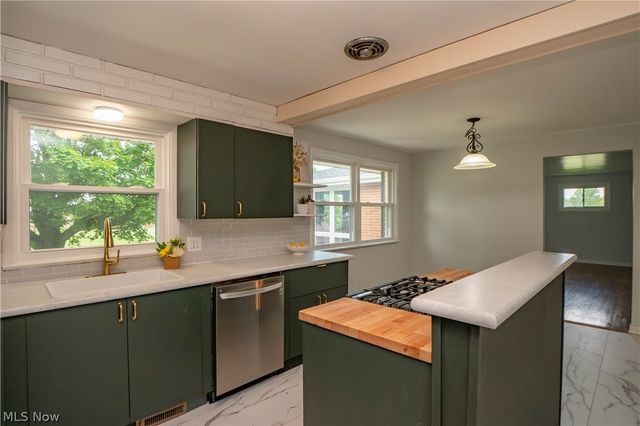 4544 Lakeknoll Street, Louisville, OH 44641