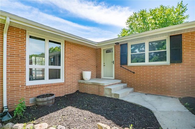 4544 Lakeknoll Street, Louisville, OH 44641