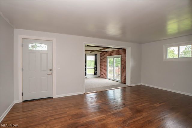4544 Lakeknoll Street, Louisville, OH 44641