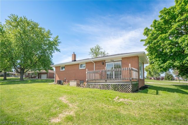 4544 Lakeknoll Street, Louisville, OH 44641
