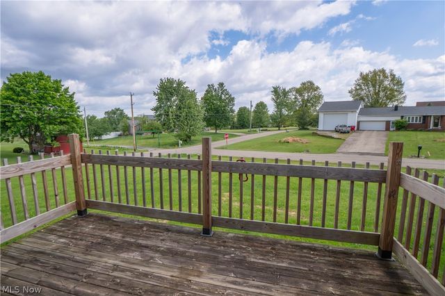 4544 Lakeknoll Street, Louisville, OH 44641