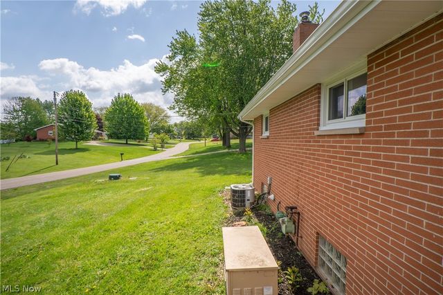 4544 Lakeknoll Street, Louisville, OH 44641