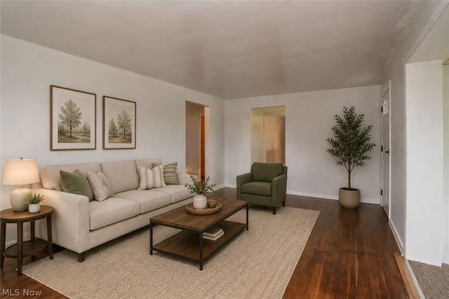 4544 Lakeknoll Street, Louisville, OH 44641
