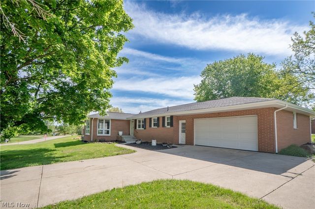 4544 Lakeknoll Street, Louisville, OH 44641