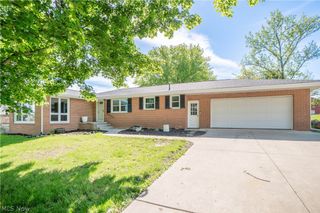 4544 Lakeknoll Street, Louisville, OH 44641