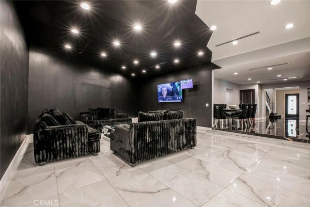 17800 Raymer Street, Sherwood Forest, CA 91325