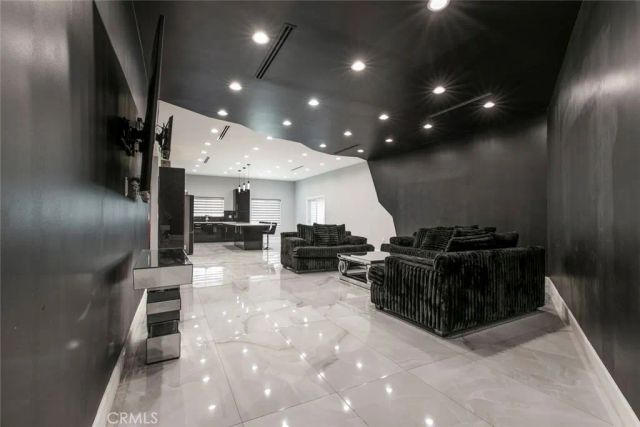 17800 Raymer Street, Sherwood Forest, CA 91325