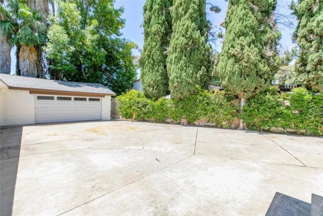 17800 Raymer Street, Sherwood Forest, CA 91325