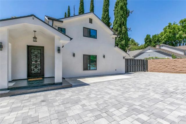 17800 Raymer Street, Sherwood Forest, CA 91325