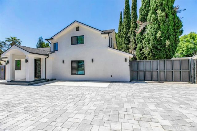 17800 Raymer Street, Sherwood Forest, CA 91325
