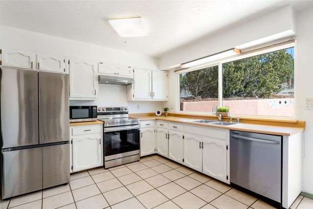 2211 Portavela Street, Santa Fe, NM 87505