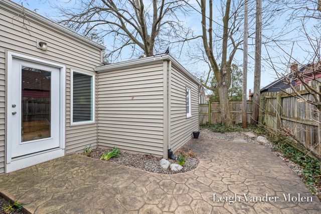 1129 Kenesaw Drive SE, East Grand Rapids, MI 49506