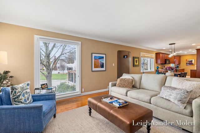 1129 Kenesaw Drive SE, East Grand Rapids, MI 49506