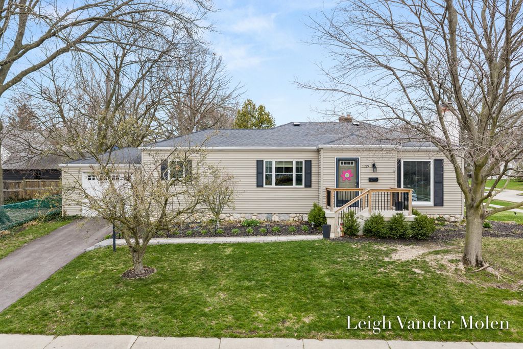 1129 Kenesaw Drive SE, East Grand Rapids, MI 49506