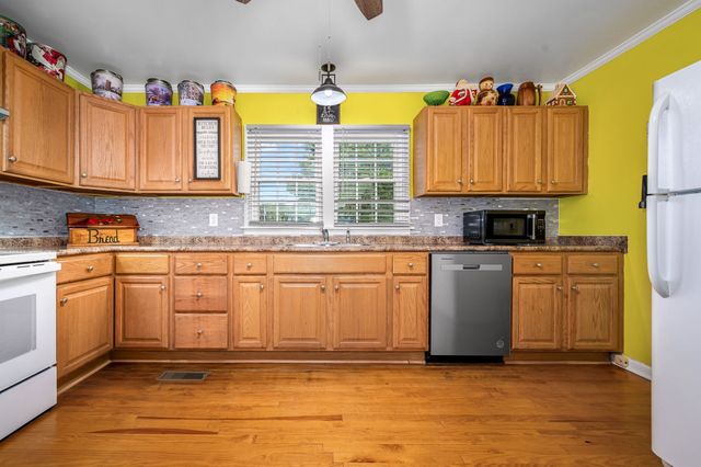 100 Stovall Dr, Huntland, TN 37345
