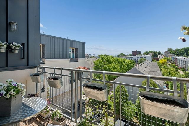 950 Broadway 36, Chelsea, MA 02150