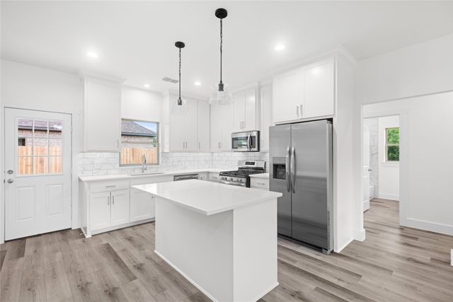 209 W Bonham Street, Tom Bean, TX 75489