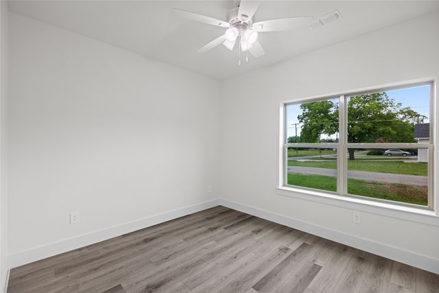 209 W Bonham Street, Tom Bean, TX 75489