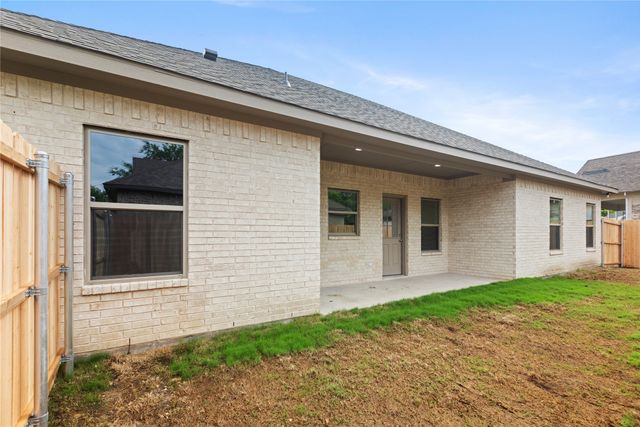 209 W Bonham Street, Tom Bean, TX 75489