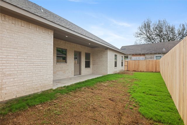 209 W Bonham Street, Tom Bean, TX 75489