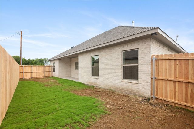 209 W Bonham Street, Tom Bean, TX 75489