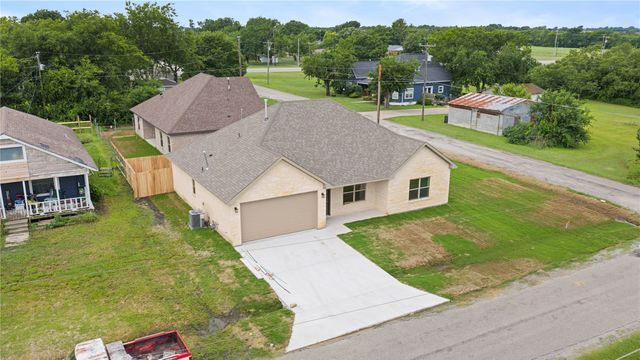 209 W Bonham Street, Tom Bean, TX 75489