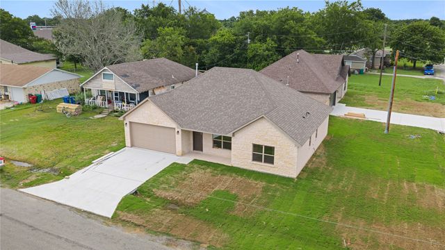 209 W Bonham Street, Tom Bean, TX 75489