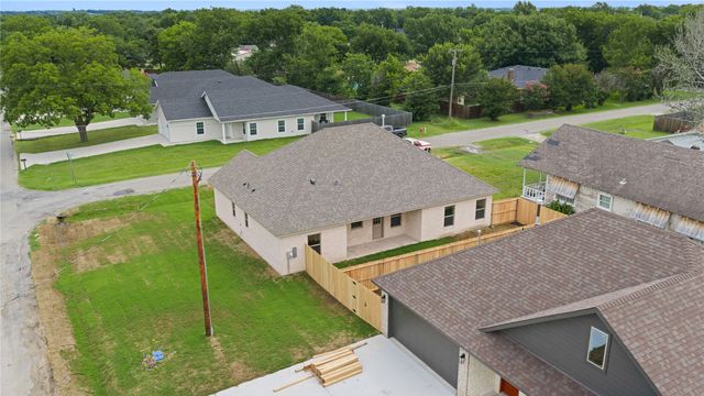 209 W Bonham Street, Tom Bean, TX 75489