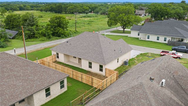 209 W Bonham Street, Tom Bean, TX 75489