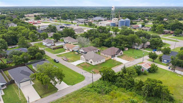 209 W Bonham Street, Tom Bean, TX 75489