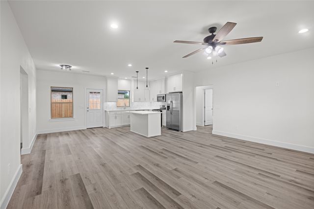 209 W Bonham Street, Tom Bean, TX 75489