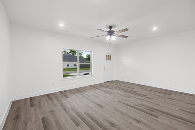 209 W Bonham Street, Tom Bean, TX 75489