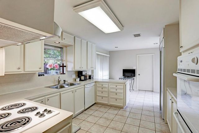 1611 Potomac Drive, Houston, TX 77057
