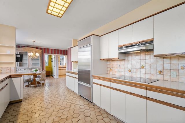 44 Bradford Rd, Wellesley, MA 02481